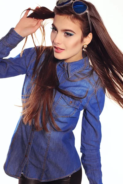 Ung kvinna bär jeanse skjorta — Stockfoto