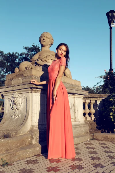 Mujer hermosa en vestido elegante de lujo —  Fotos de Stock