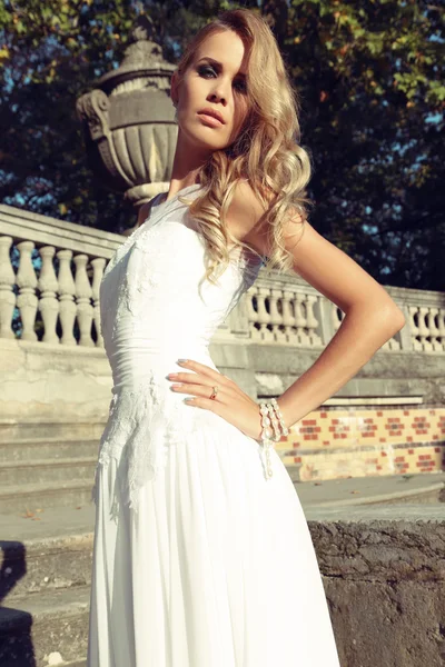 Gorgeous woman in luxurious white dress — Φωτογραφία Αρχείου