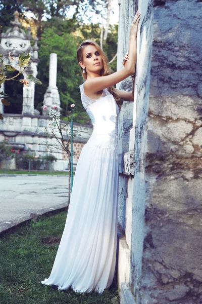 Preciosa mujer en lujoso vestido blanco — Foto de Stock