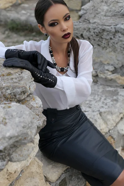 Mujer elegante con cabello oscuro — Foto de Stock