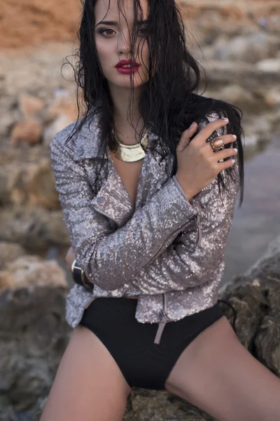 은색 자 켓에 아름 다운 소녀 패션 — 스톡 사진