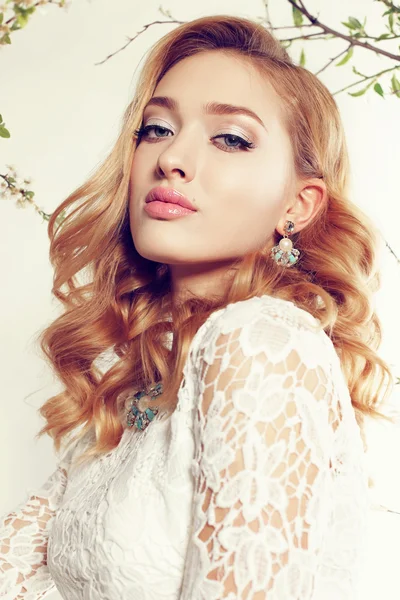 Jonge vrouw met blonde krullend haar — Stockfoto