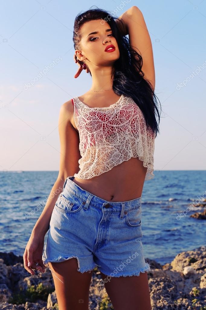 https://st2.depositphotos.com/6018920/8893/i/950/depositphotos_88935746-stock-photo-sexy-beautiful-woman-posing-beach.jpg