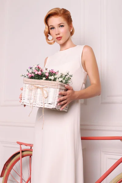 Vacker kvinna i retro klänning — Stockfoto