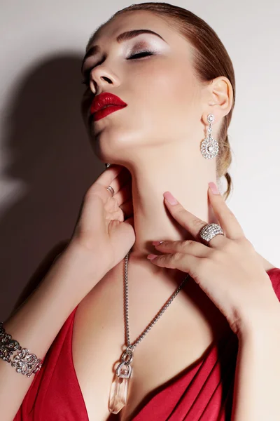 Prachtig sensuele vrouw in rode jurk — Stockfoto