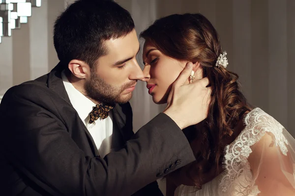 Schönes Paar, Bräutigam und Braut tragen Hochzeitskleidung — Stockfoto