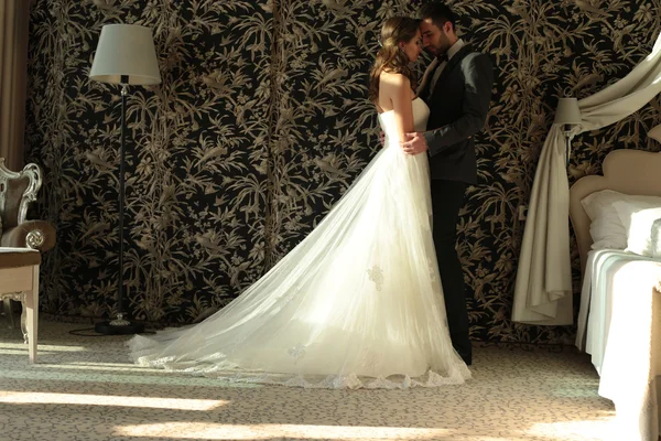 Vackra par och brud kläder bröllop, allomfattande i sovrum — Stockfoto