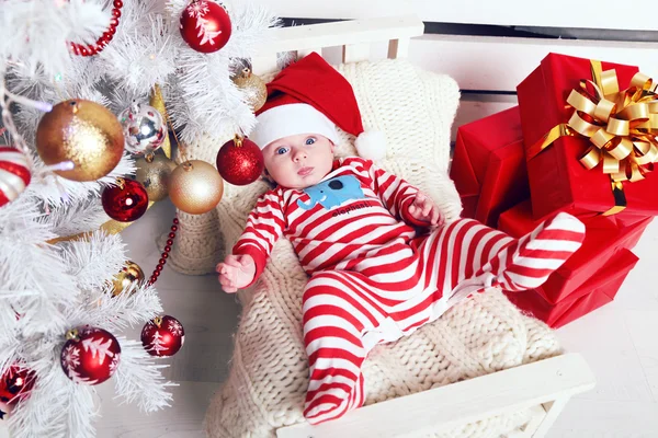 Bonito bebê Papai Noel e grandes presentes — Fotografia de Stock