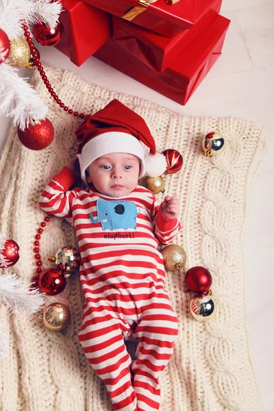 Bonito bebê Papai Noel e grandes presentes — Fotografia de Stock