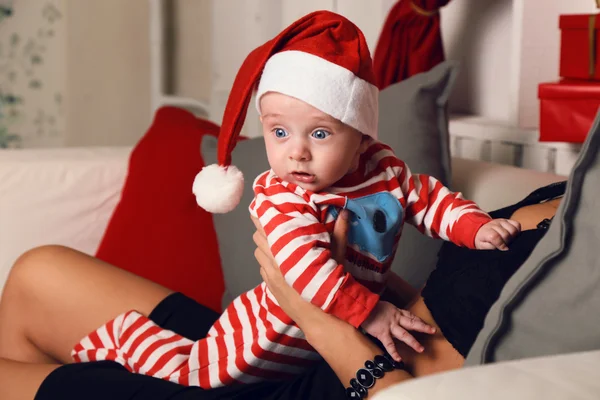 Bonito Papai Noel bebê no chapéu — Fotografia de Stock