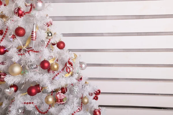 Рождественские елки и новогодние украшения — стоковое фото