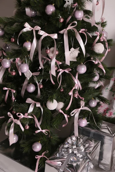 Рождественские елки и новогодние украшения — стоковое фото