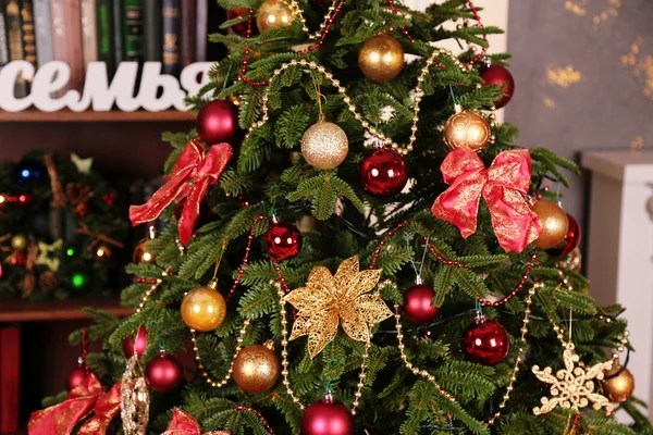 Χριστουγεννιάτικο δέντρο και διακόσμηση του νέου έτους — Φωτογραφία Αρχείου