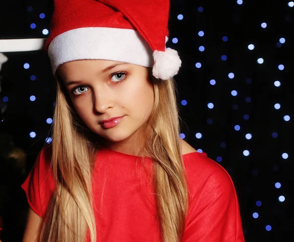 Natal menina em santa chapéu — Fotografia de Stock