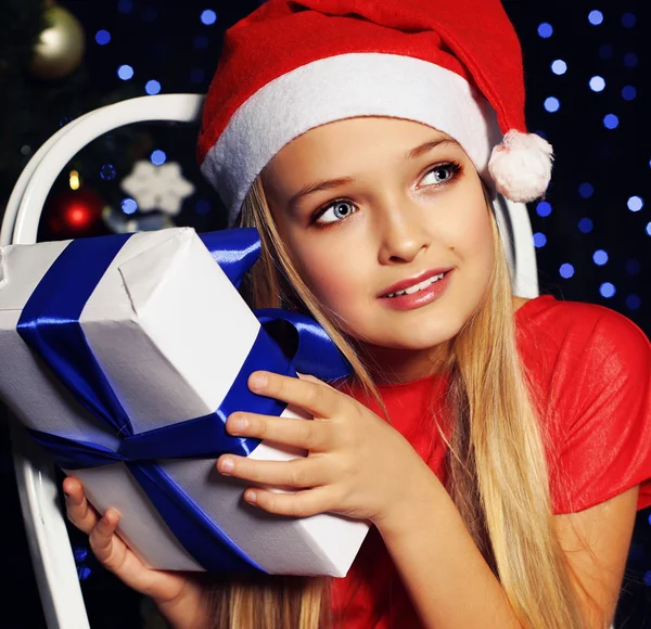 Niña de Navidad con regalo — Foto de Stock