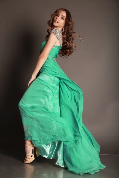 Красива жінка в зеленій розкішній сукні — стокове фото
