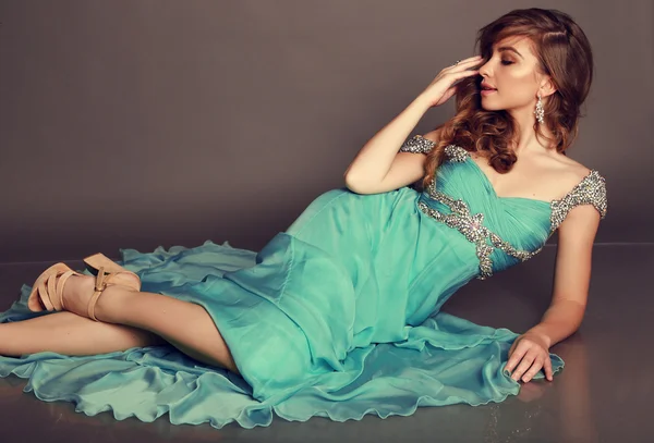 Beautiful woman in green luxurious  dress — 스톡 사진