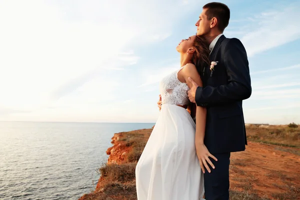 Güzel damat ve gelin düğün giysileri içinde — Stok fotoğraf