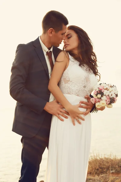 Beau marié et mariée en vêtements de mariage — Photo