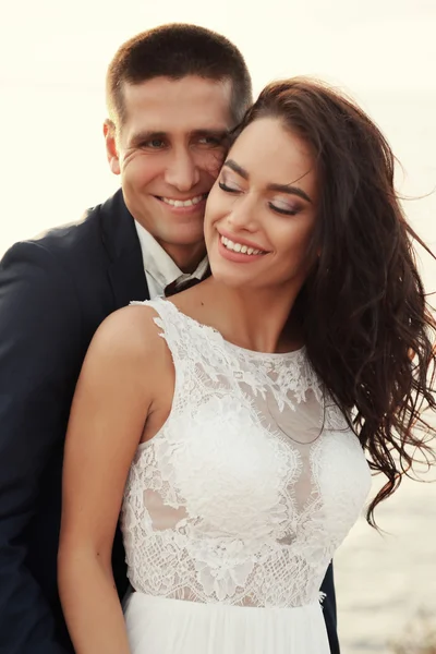 Hermoso novio y novia en ropa de boda — Foto de Stock