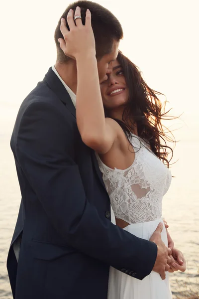 Hermoso novio y novia en ropa de boda — Foto de Stock