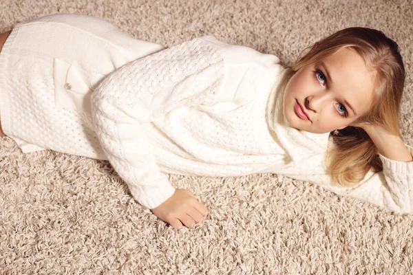Bella bambina in abiti a maglia — Foto Stock