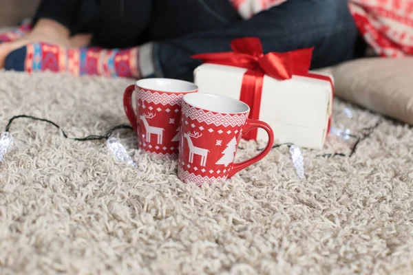 Різдвяні чашки та подарункова коробка — стокове фото