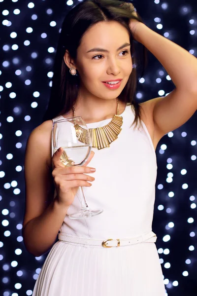 Mooie vrouw in elegante jurk met champagne — Stockfoto