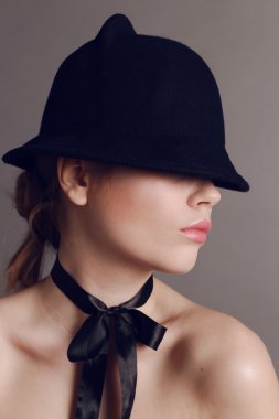 Siyah şapkalı güzel kadın