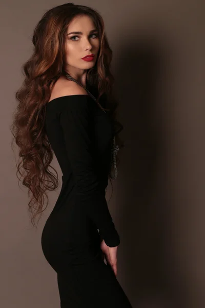 Bela mulher usa vestido elegante — Fotografia de Stock