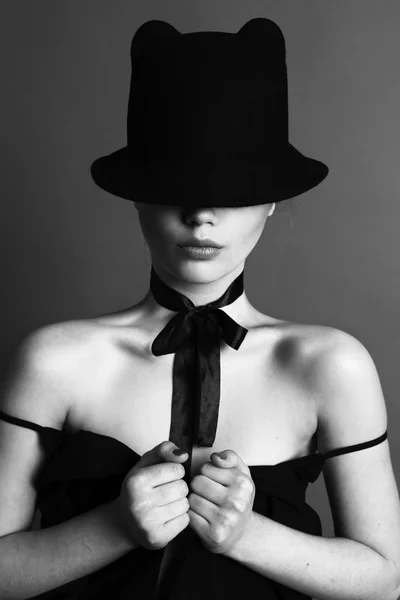 Mooie vrouw in zwarte hoed — Stockfoto