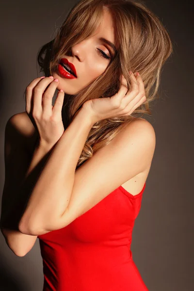 Beautiful girl wears red dress — Stockfoto