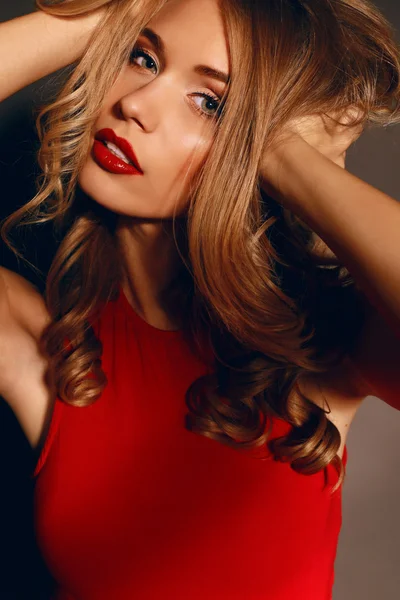 Beautiful girl wears red dress — Stockfoto