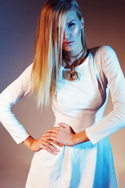 Sexy beautiful girl in white dress — Stockfoto