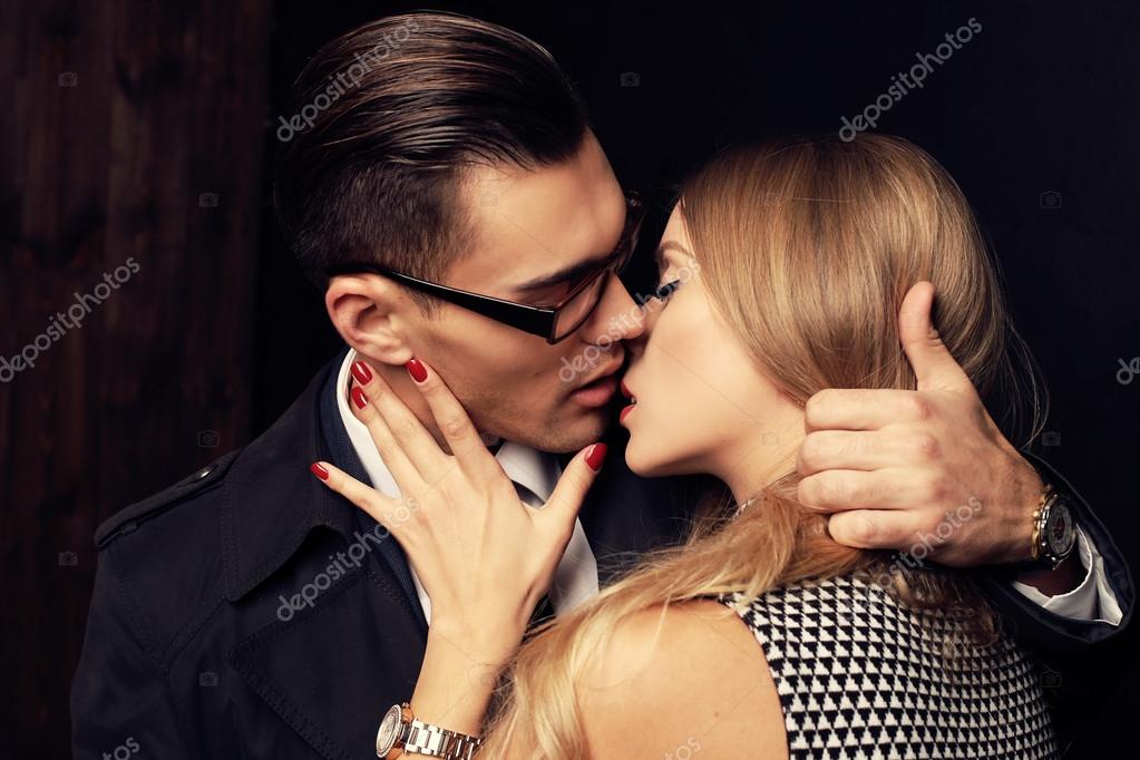 Парень и девушка. Строгая девушка в очках. Девушка в очках. Девушка в солнцезащитных очках. Литтл каприс.