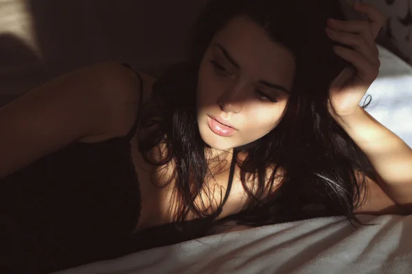 Mujer acostada en la cama por la mañana —  Fotos de Stock