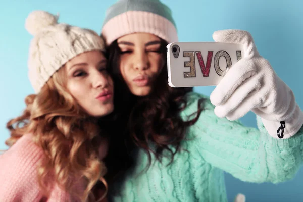 Chicas sexy tomar selfie en el teléfono inteligente — Foto de Stock