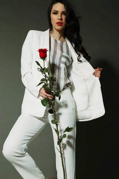 Σέξι γυναίκα με κόκκινο τριαντάφυλλο — Φωτογραφία Αρχείου