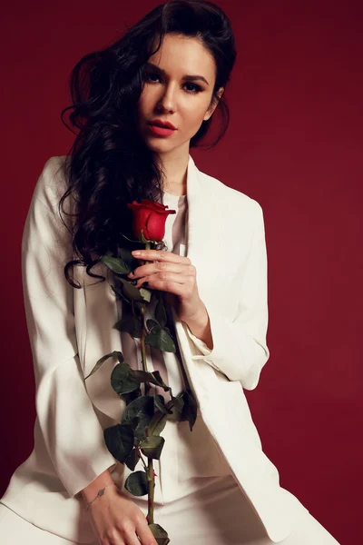 Donna sexy con rosa rossa — Foto Stock