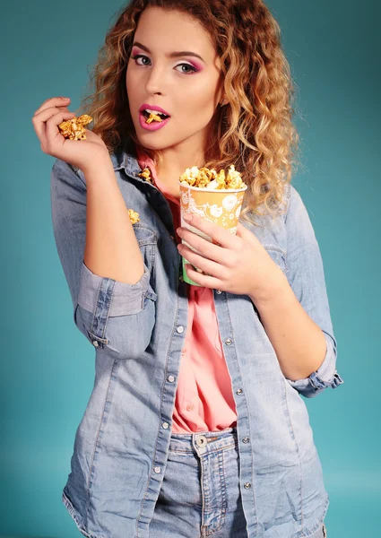 Vacker ung kvinna äta popcorn — Stockfoto
