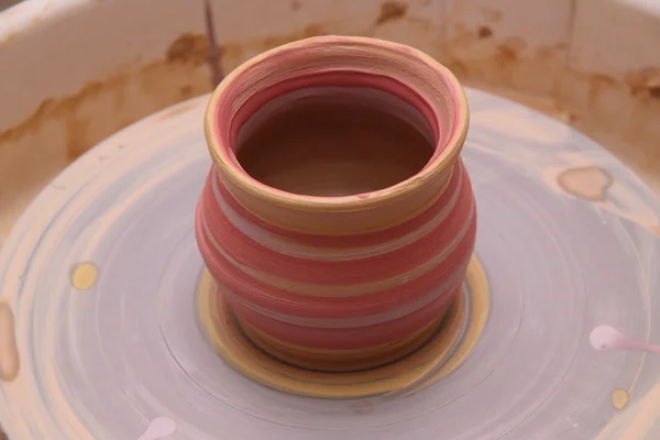 Clay pot op een wiel potter, modellering van pot handen, het beeldhouwen van de handen — Stockfoto