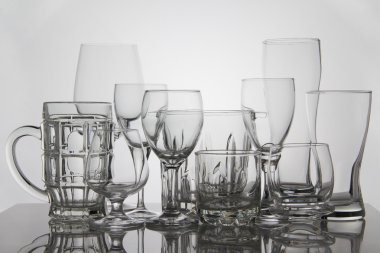 Beyaz arka plan üzerinde gözlük içmek