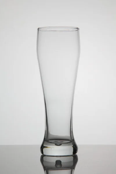 Vaso vacío de cerveza sobre fondo blanco — Foto de Stock