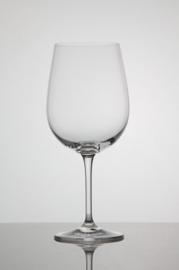 Beyaz arkaplanda boş şarap kadehi