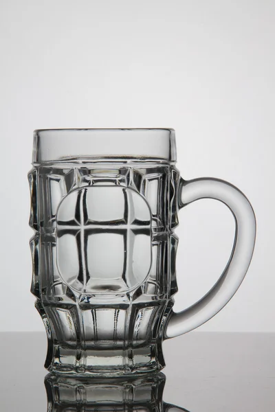 Vaso vacío de cerveza sobre fondo blanco — Foto de Stock