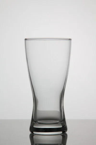 Vaso vacío de cerveza sobre fondo blanco — Foto de Stock