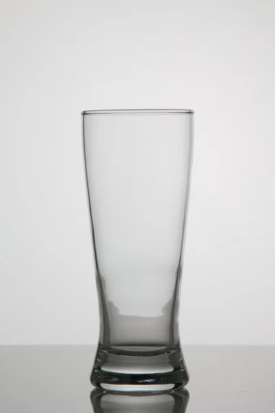 Vaso vacío de cerveza sobre fondo blanco — Foto de Stock