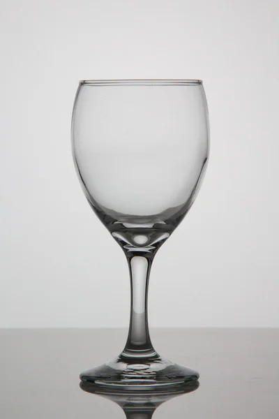 Copo vazio de vinho sobre fundo branco — Fotografia de Stock