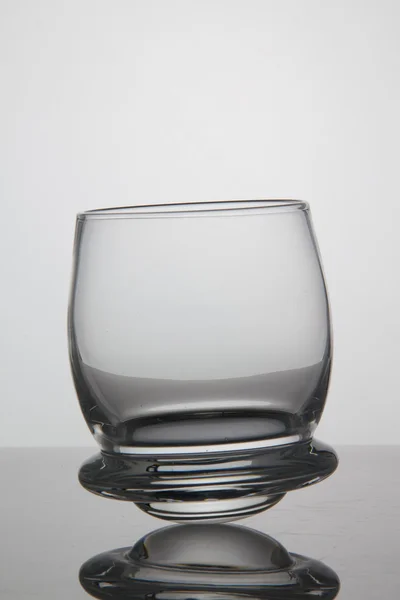 Vaso vacío de whisky sobre fondo blanco — Foto de Stock